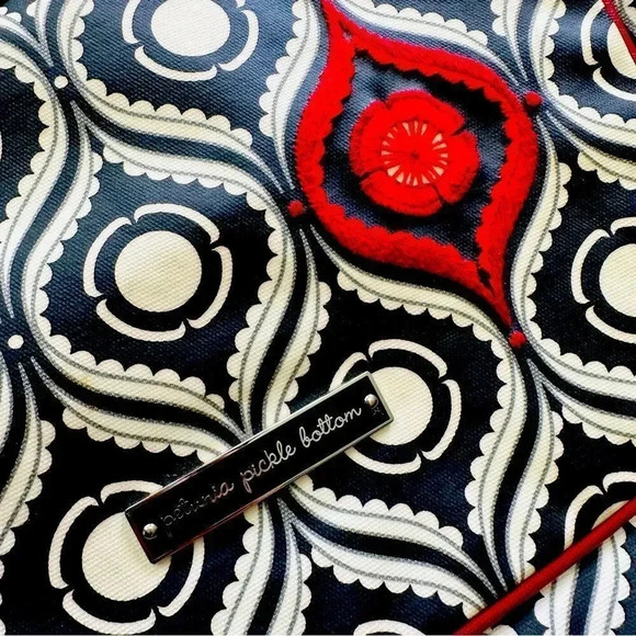 Petunia Pickle Bottom Evening In Islington Boxy Diaper Bag W Crossbody/Wristlet - Picture 5 of 16